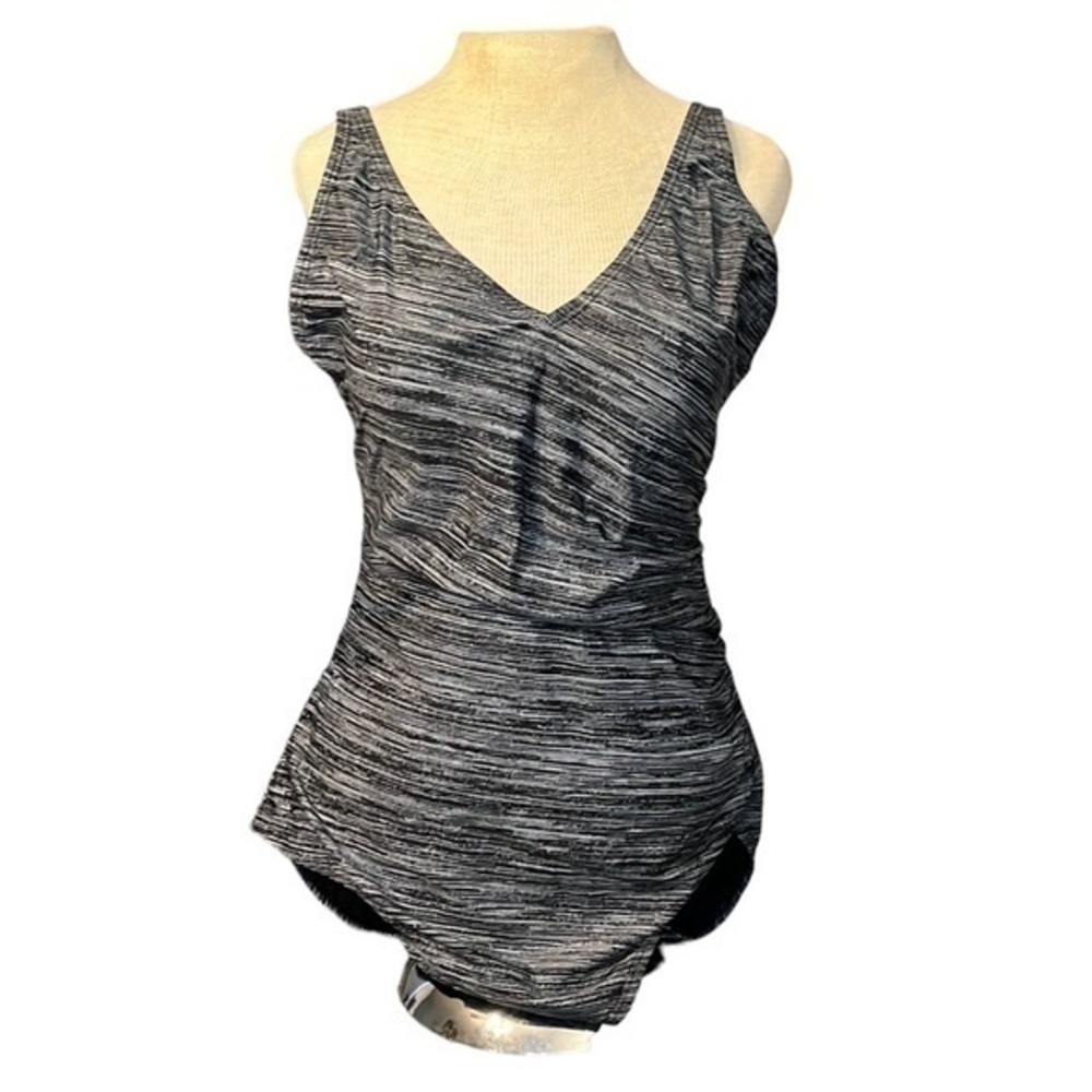 Speedo One Piece Swim Suit Womens size 18 Colors are black and white